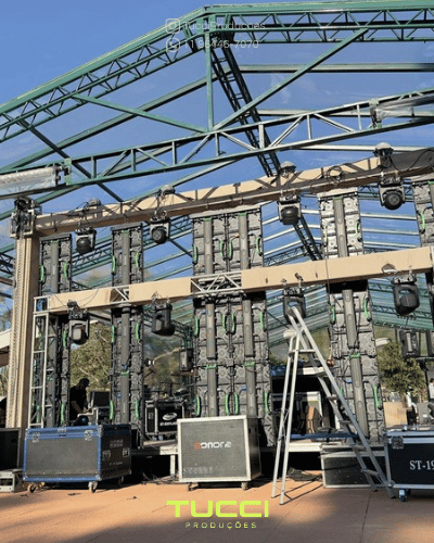 Montagem de palco com box truss, painel de LED e moving heads